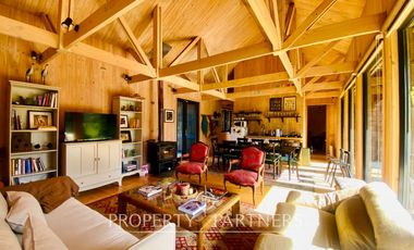 Exclusiva y acogedora casa de campo en preciosa laguna privada de 15 ha.