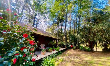 Exclusiva y acogedora casa de campo en preciosa laguna privada de 15 ha.