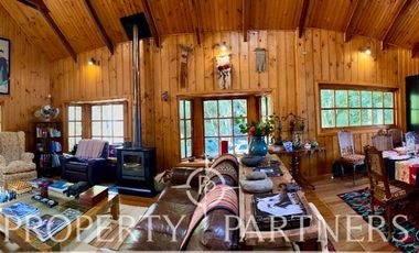 Exclusiva y acogedora casa de campo en preciosa laguna privada de 15 ha.