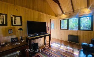 Exclusiva y acogedora casa de campo en preciosa laguna privada de 15 ha.