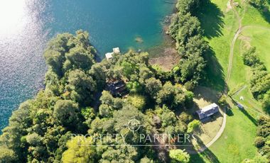 Exclusiva y acogedora casa de campo en preciosa laguna privada de 15 ha.