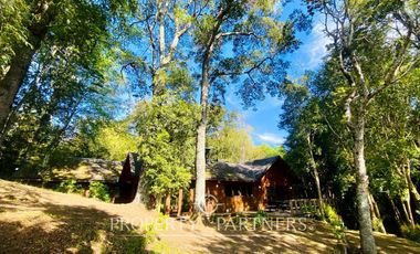 Exclusiva y acogedora casa de campo en preciosa laguna privada de 15 ha.