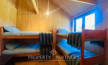 Exclusiva y acogedora casa de campo en preciosa laguna privada de 15 ha.