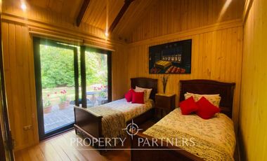 Exclusiva y acogedora casa de campo en preciosa laguna privada de 15 ha.