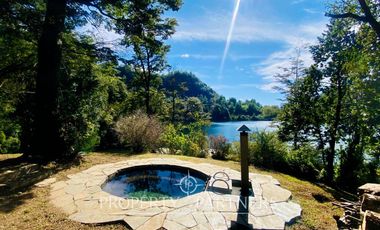 Exclusiva y acogedora casa de campo en preciosa laguna privada de 15 ha.