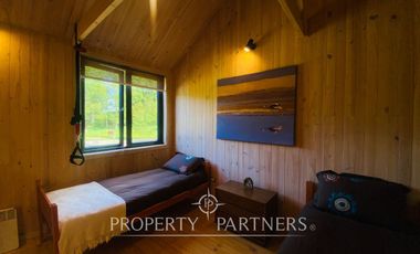 Exclusiva y acogedora casa de campo en preciosa laguna privada de 15 ha.