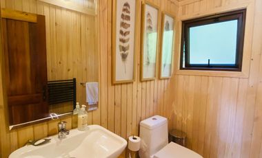 Exclusiva y acogedora casa de campo en preciosa laguna privada de 15 ha.