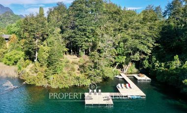 Exclusiva y acogedora casa de campo en preciosa laguna privada de 15 ha.