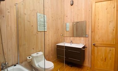 Exclusiva y acogedora casa de campo en preciosa laguna privada de 15 ha.