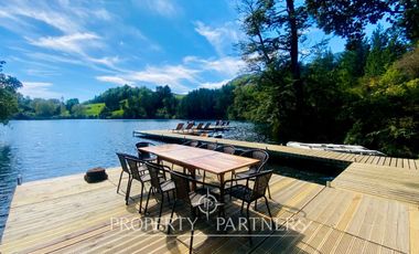 Exclusiva y acogedora casa de campo en preciosa laguna privada de 15 ha.