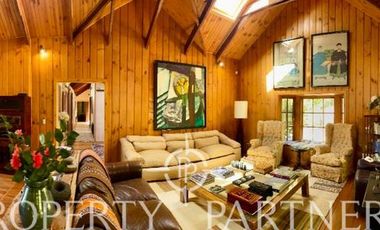 Exclusiva y acogedora casa de campo en preciosa laguna privada de 15 ha.