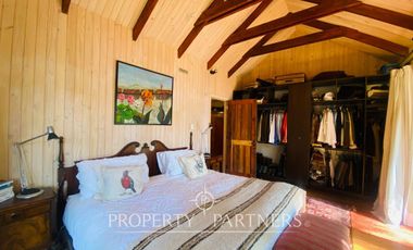 Exclusiva y acogedora casa de campo en preciosa laguna privada de 15 ha.