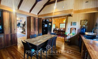 Exclusiva y acogedora casa de campo en preciosa laguna privada de 15 ha.