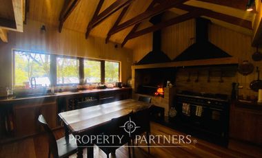 Exclusiva y acogedora casa de campo en preciosa laguna privada de 15 ha.