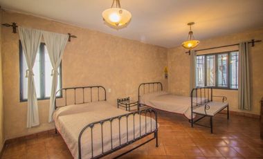 En Venta Casa con departamento en San Miguel – A 10 min caminando al Centro