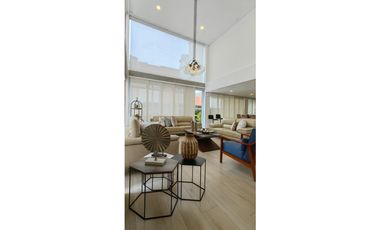 Venta de casa de 3 niveles en Sabaneta