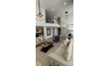 Venta de casa de 3 niveles en Sabaneta