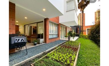 Venta de casa de 3 niveles en Sabaneta