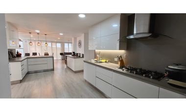 Venta de casa de 3 niveles en Sabaneta