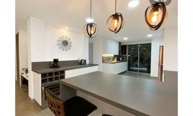 Venta de casa de 3 niveles en Sabaneta