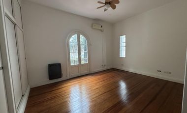Casa de 6 ambientes con jardin, pileta y parrilla en venta en Vicente Lopez