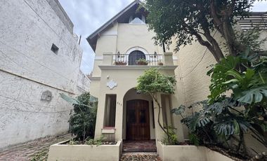 Casa de 6 ambientes con jardin, pileta y parrilla en venta en Vicente Lopez