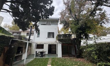 Casa de 6 ambientes con jardin, pileta y parrilla en venta en Vicente Lopez