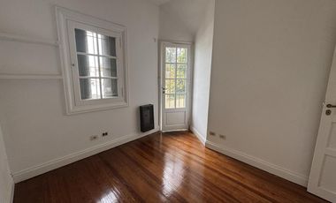 Casa de 6 ambientes con jardin, pileta y parrilla en venta en Vicente Lopez