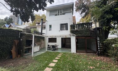 Casa de 6 ambientes con jardin, pileta y parrilla en venta en Vicente Lopez