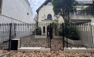 Casa de 6 ambientes con jardin, pileta y parrilla en venta en Vicente Lopez