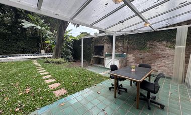 Casa de 6 ambientes con jardin, pileta y parrilla en venta en Vicente Lopez