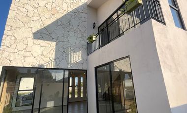 VENTA BONITA CASA EN ESQUINA FRACC FINCA LAS MEMORIAS ATLIXCO