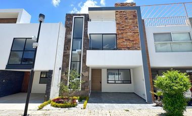 CASA EN RENTA EN LOMAS DE ANGELOPOLIS