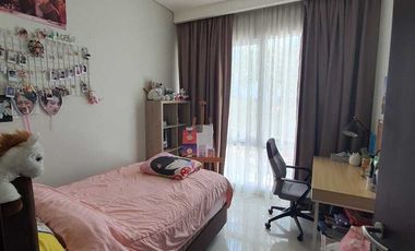 Dijual Town House Puri Mansion Hadap Pool 3 lantai Uk 6x12 Lb 143 m2