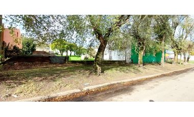 Se vende lote sobre asfalto en buena ubicación.