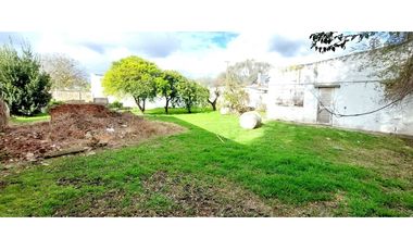 Se vende lote sobre asfalto en buena ubicación.