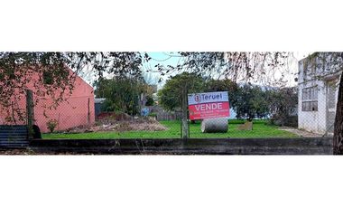Se vende lote sobre asfalto en buena ubicación.