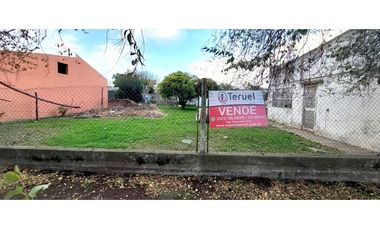 Se vende lote sobre asfalto en buena ubicación.