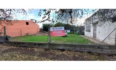 Se vende lote sobre asfalto en buena ubicación.