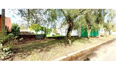 Se vende lote sobre asfalto en buena ubicación.