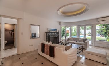 VENTA CASA EN VICENTE LOPEZ  CON JARDIN Y PILETA