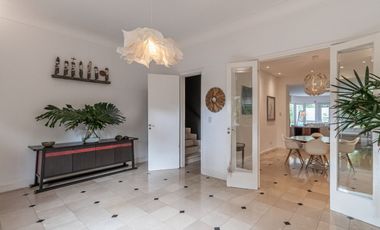 VENTA CASA EN VICENTE LOPEZ  CON JARDIN Y PILETA