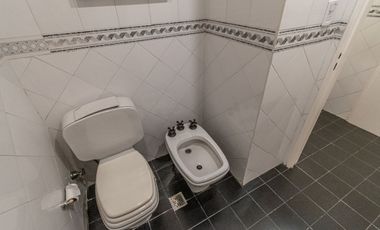 VENTA CASA EN VICENTE LOPEZ  CON JARDIN Y PILETA