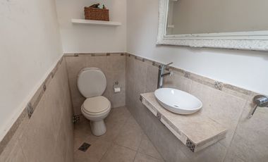 VENTA CASA EN VICENTE LOPEZ  CON JARDIN Y PILETA
