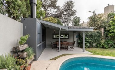 VENTA CASA EN VICENTE LOPEZ  CON JARDIN Y PILETA