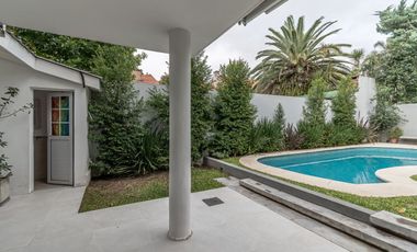 VENTA CASA EN VICENTE LOPEZ  CON JARDIN Y PILETA