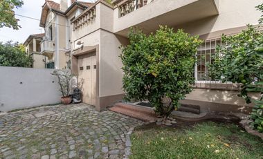 VENTA CASA EN VICENTE LOPEZ  CON JARDIN Y PILETA