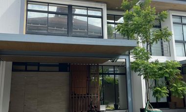 Rumah Furnished Brava Himalaya Karawaci Ada kolam ikan