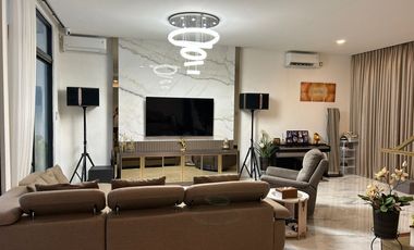 Rumah Furnished Brava Himalaya Karawaci Ada kolam ikan