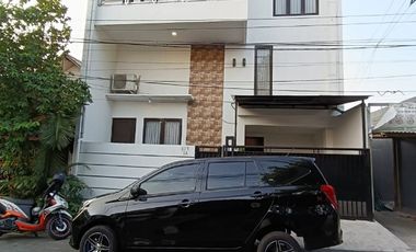 Dijual rumah baru design modern full furnished siap huni di mampang